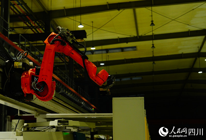 “黑灯产线”在无人状态下照常运转。。。。。。人民网记者 王波摄 “黑灯产线”在无人状态下照常运转。。。。。。人民网记者 王波摄